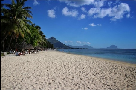 Beach nearby, white sand, beach towels
