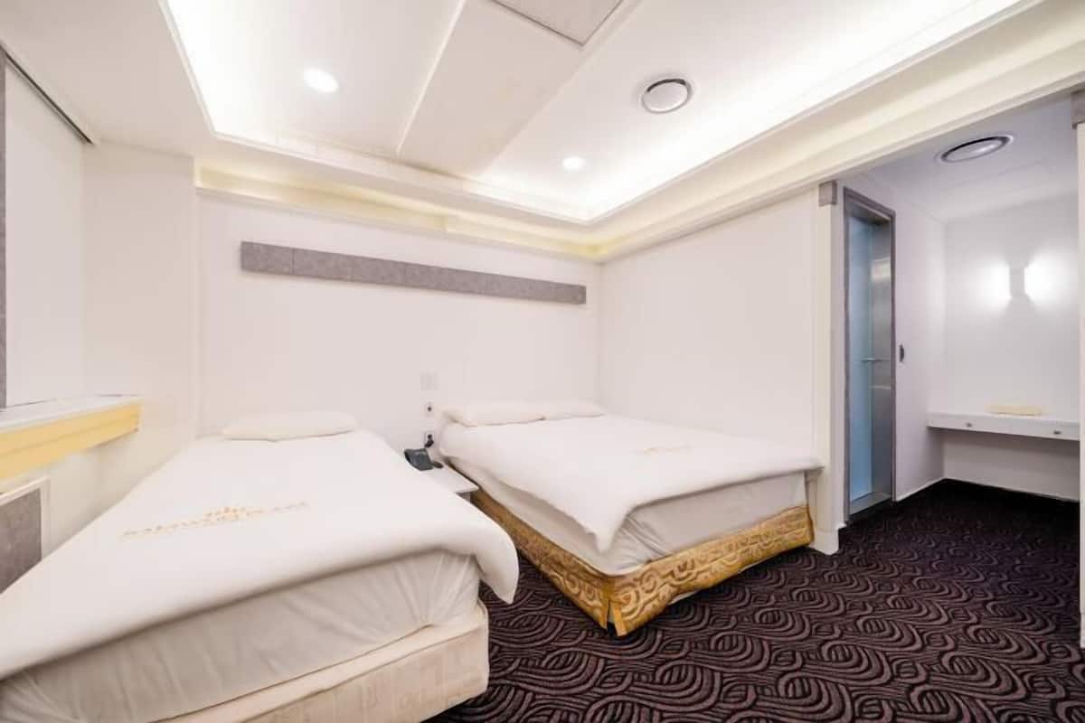 Premium bedding, minibar, in-room safe, desk