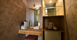 Habitación Deluxe con 2 camas individuales | Ropa de cama de alta calidad, minibar, caja fuerte y escritorio