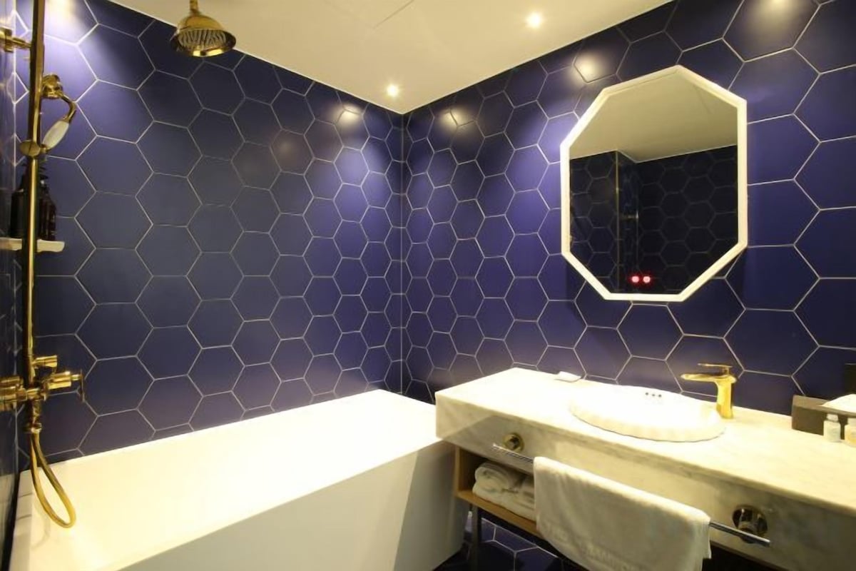Salle de bain | Ensemble baignoire-douche, articles de toilette (gratuits)