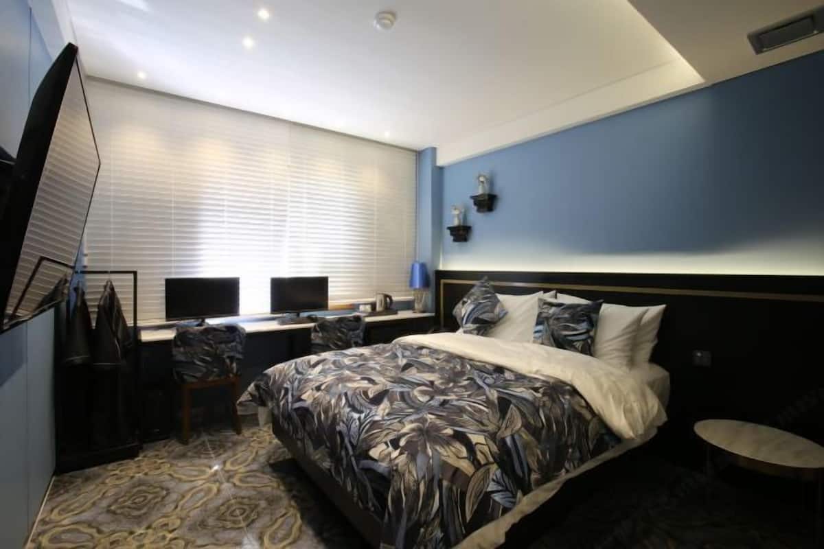 Ropa de cama de alta calidad y minibar 