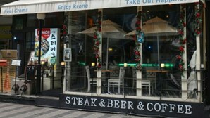 A cafe named Lauren's 308 with a sign reading "STEAK & BEER & COFFEE". - Hotel Samwon Plaza (Anyang)