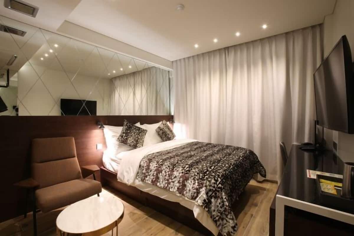 Ropa de cama de alta calidad y minibar 