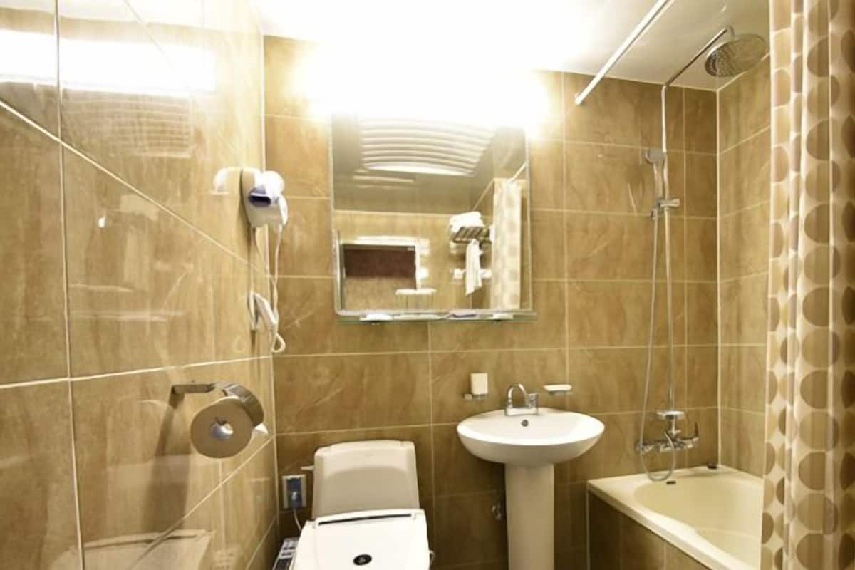 Un baño moderno con inodoro, lavabo y bañera.