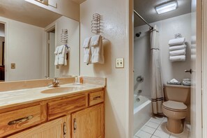 Combined shower/tub, free toiletries, hair dryer