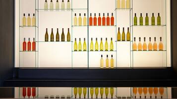 Varias botellas de vino expuestas y organizadas en estantes.