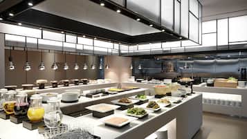 Un dispositiu de buffet modern amb diferents zones de menjar i divers cristalleria.