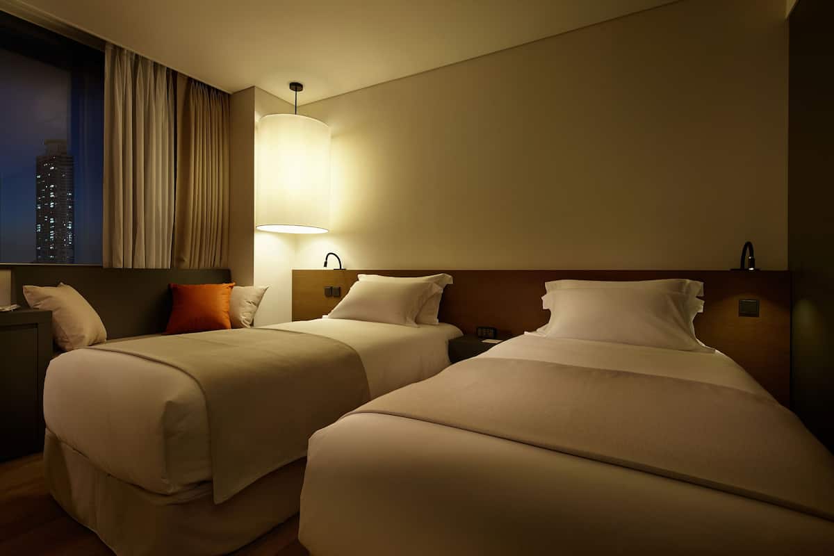 Literie de qualité, couette en duvet, coffre-fort, bureau