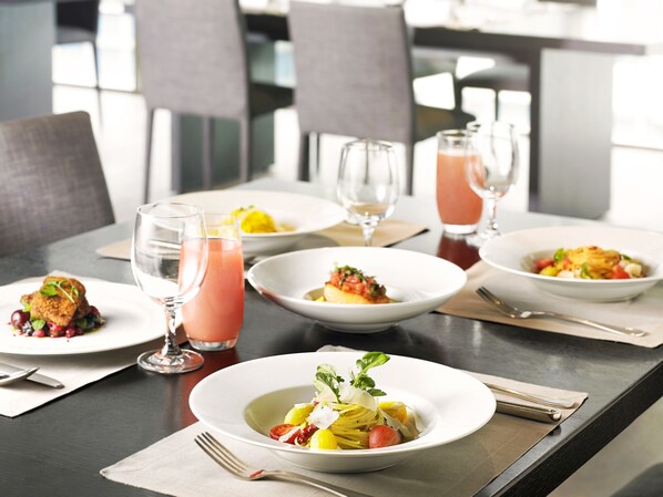 Bộ đồ giường cao cấp, chăn bông, két bảo mật tại phòng, bàn