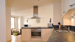 Coffee/tea maker, fridge, microwave, oven - Chand Apartments (London)