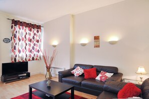 Living room | Flat-screen TV - Chand Apartments (London)