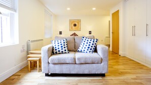 Executive Apartment | Iron/ironing board, WiFi (free), bed sheets - Chand Apartments (London)