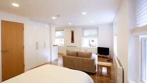 Executive Apartment | Iron/ironing board, WiFi (free), bed sheets - Chand Apartments (London)