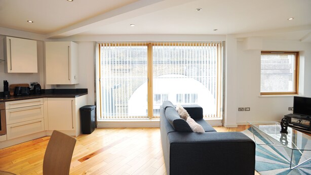 Living area | Flat-screen TV - Chand Apartments (London)