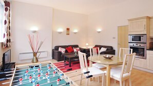 Living area | Flat-screen TV - Chand Apartments (London)