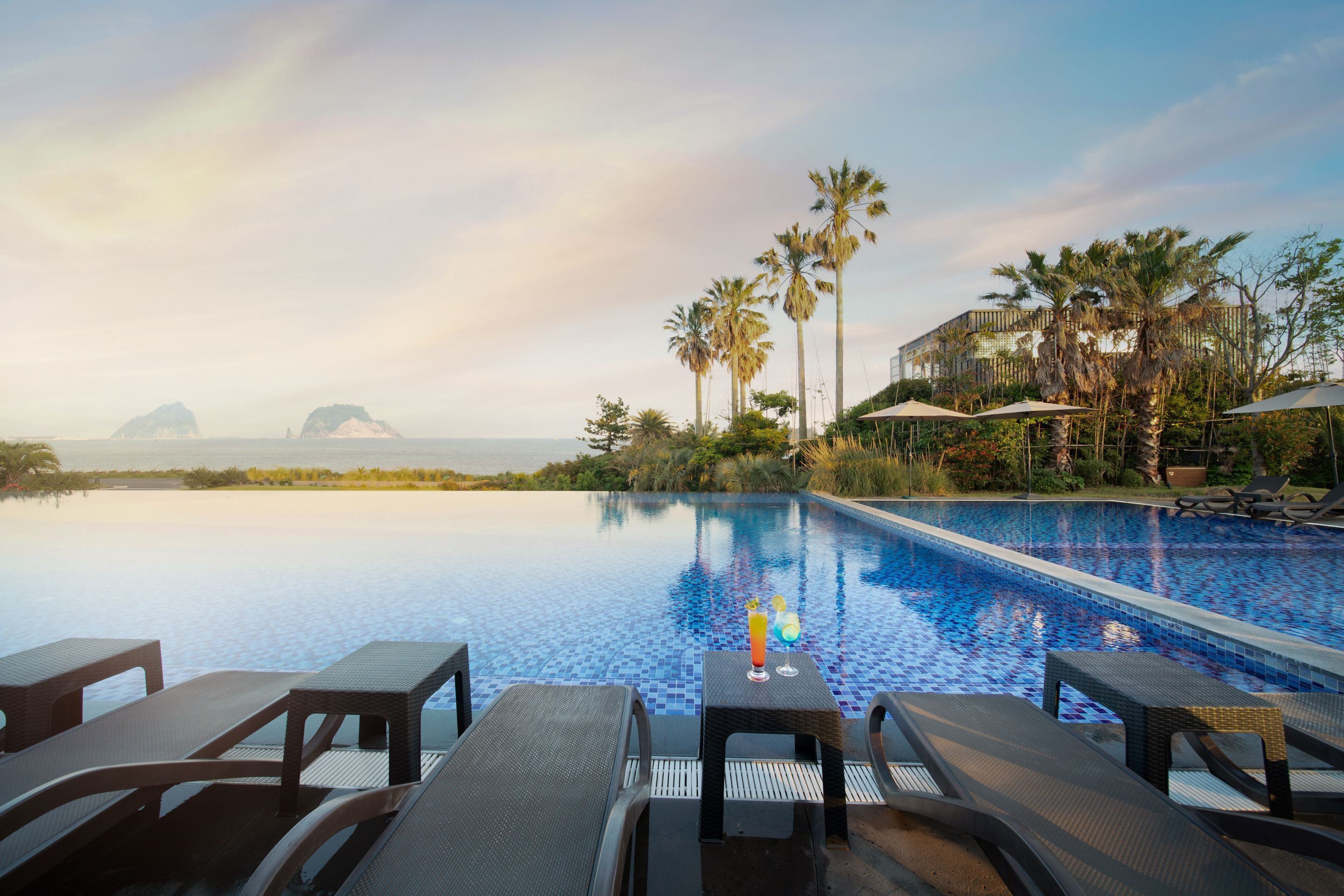 季节性开放的室外游泳池，10:00 至 19:00 开放，日光浴躺椅