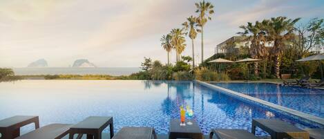 Una piscina al aire libre de temporada, sillones reclinables de piscina