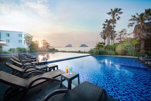 Piscina stagionale all'aperto, lettini