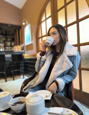 Se sirven desayunos y almuerzos, restaurante con mesas al aire libre 