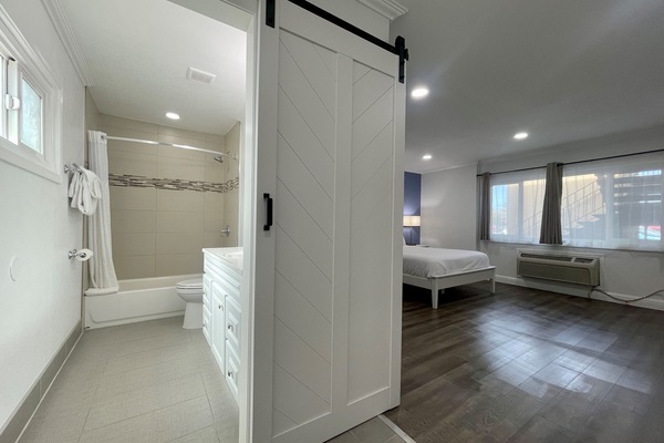 Premium Studio | Bathroom | Combined shower/tub, hydromassage showerhead, hair dryer, towels