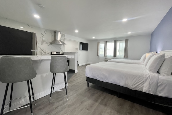 Premium Studio Suite | Free WiFi, bed sheets