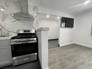Premium Studio Suite | Private kitchen | Fridge, microwave, coffee/tea maker, freezer - Budget Inn Lompoc (Lompoc)