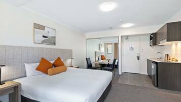 Studio | Living area | Flat-screen TV, DVD player