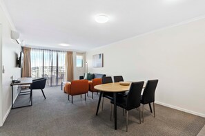 平板电视、DVD 播放器