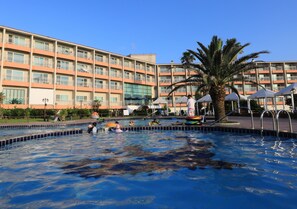 Kolam renang terbuka bermusim, kabana (surcaj), kerusi lepak pantai 