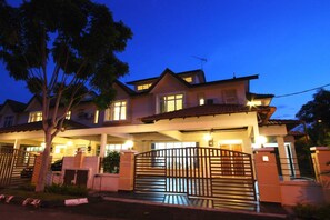 Fachada de la propiedad por la tarde o noche