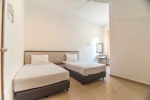Rollaway beds, free WiFi - Sunflower House (Malacca City)