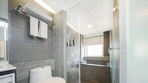 A modern bathroom with a toilet, shower, and sink. - CHECK inn Express Taipei YongKang (Taipei)