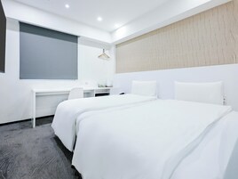 Cubrecamas, escritorio, wifi gratis y ropa de cama 