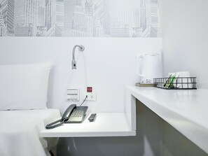 Kamar Double Standar, tanpa jendela | Selimut bulu angsa, meja kerja, Wi-Fi gratis, dan seprai linen