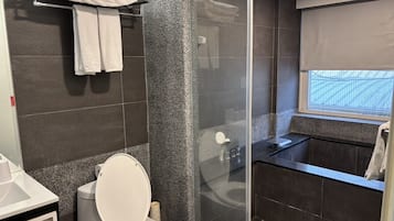 Phòng 2 giường đơn Deluxe | Phòng tắm | Vòi sen phun mưa, máy sấy tóc, chậu vệ sinh/vòi rửa, khăn tắm