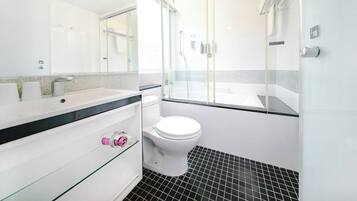 Deluxe Double Room | Bathroom | Rainfall showerhead, hair dryer, bidet, towels