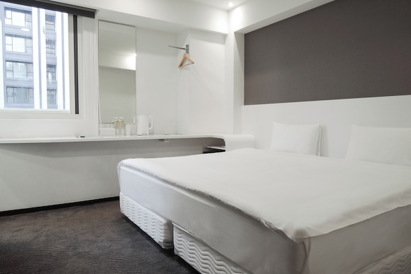 Cubrecamas, escritorio, wifi gratis y ropa de cama