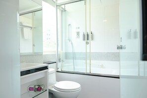 Kamar Double Deluks | Kamar mandi | Pancuran hujan, pengering rambut, kloset, dan handuk