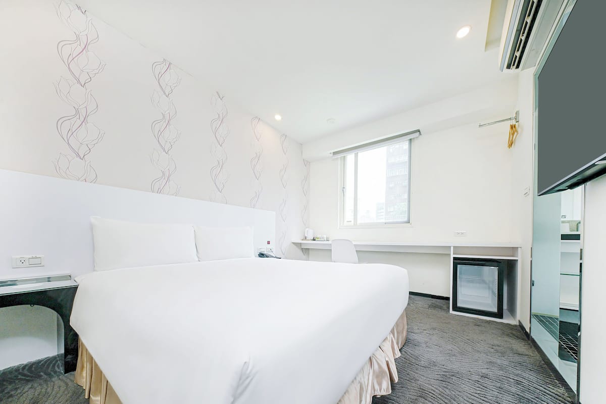 Deluxe Double Room | Down comforters, desk, free WiFi, bed sheets