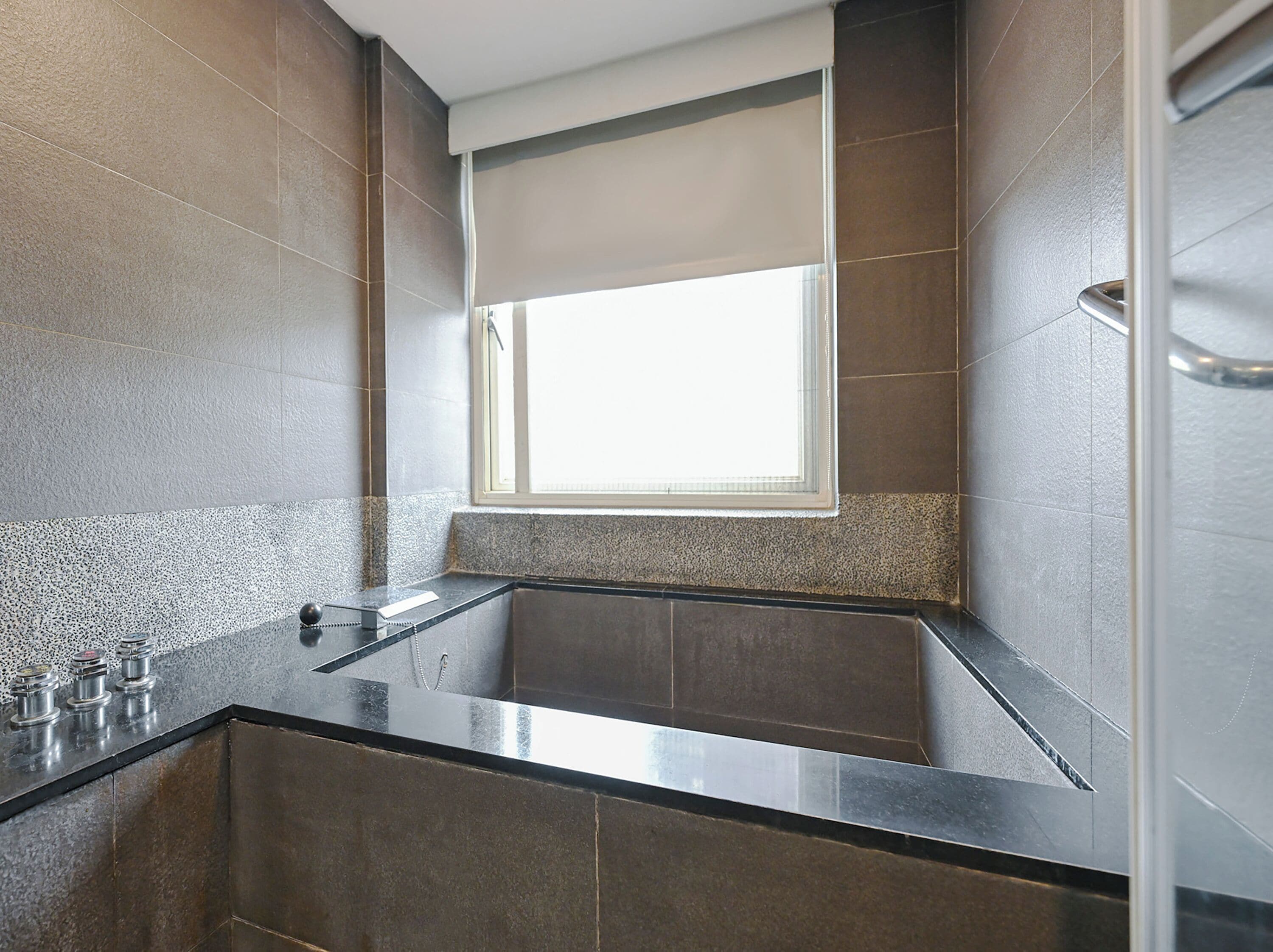 Deluxe Twin Room | Bathroom | Rainfall showerhead, hair dryer, bidet, towels