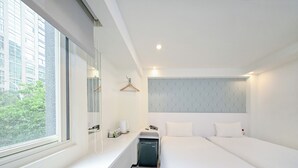A hotel room with a large window, a bed, a desk, and a chair. - CHECK inn Express Taipei YongKang (Taipei)