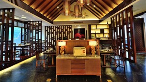 5 restoran; melayani sarapan, makan siang, dan makan malam