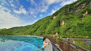 Kolam renang indoor dan kolam renang outdoor, dengan payung kolam renang