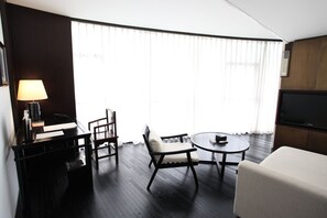Suite Deluxe | Zona de estar | Una televisión LED