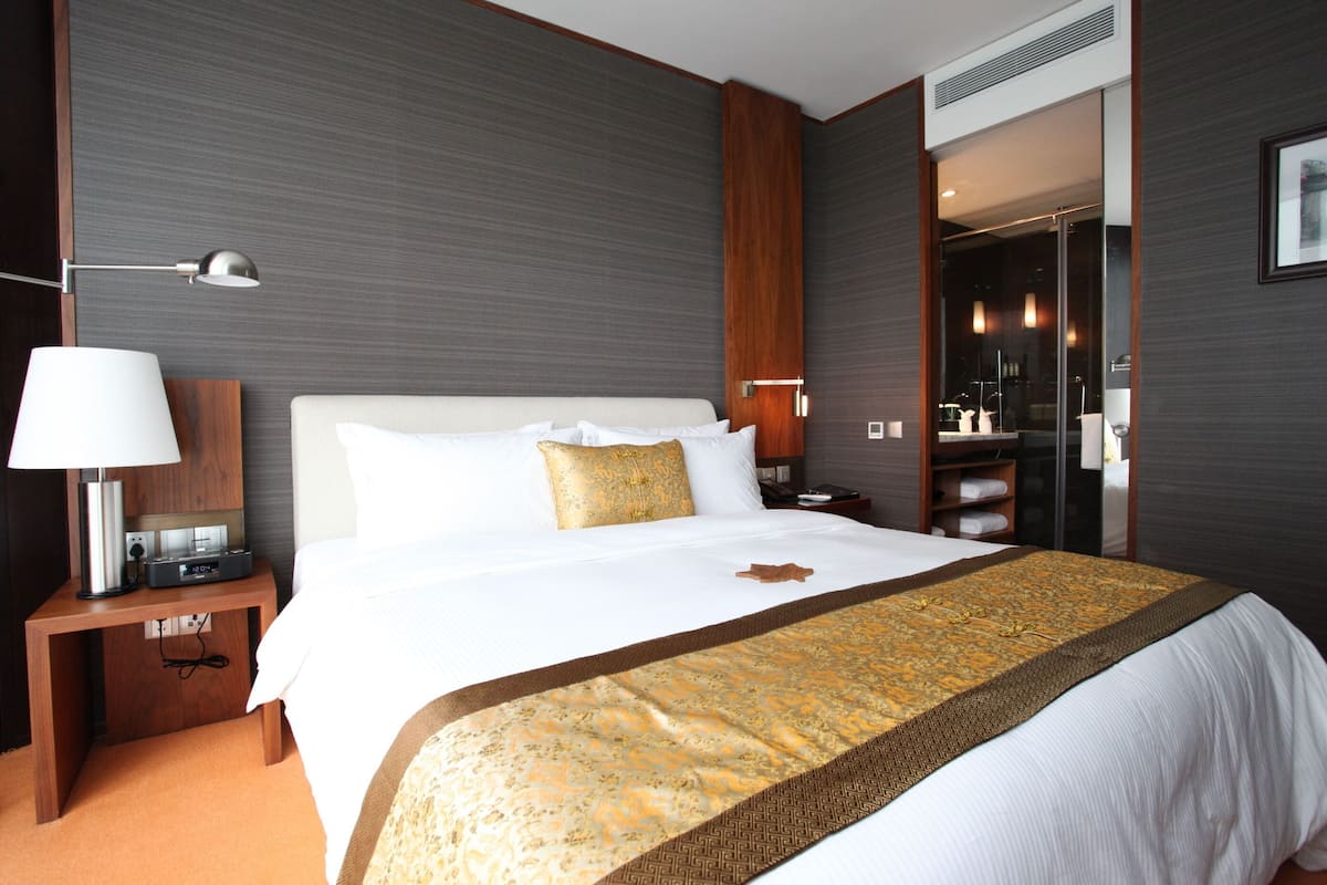 Deluxe Suite | 1 bedroom, premium bedding, minibar, in-room safe