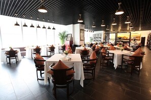 Se sirve cocina internacional (con vistas a la piscina) 