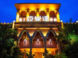 숙박 시설 정면 - 저녁/밤