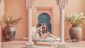 Una piscina cubierta