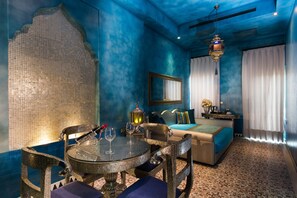 VILLA – 費斯皇城 - 1大床+1標準床 | 客廳 | 42 吋LCD 電視連有線電視頻道、電視