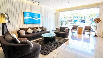 32 inci televisyen LCD dengan satelit, TV